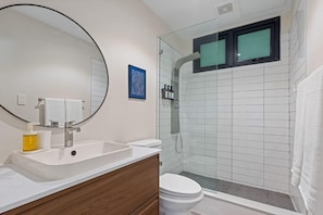Departamento familiar, 2 habitaciones, cocina | Baño | Regadera, amenidades de baño gratuitas, secadora de cabello, toallas 