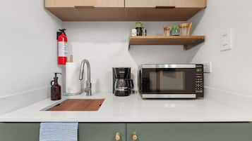 Estudio Confort, 1 cama de matrimonio, cocina básica | Cocina privada | Microondas, cafetera o tetera y utensilios de cocina