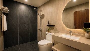 Economy Double Room | Bathroom | Shower, rainfall showerhead, hair dryer, bidet