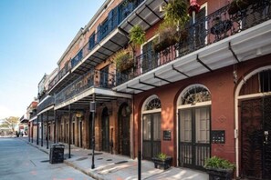 A row of buildings with arched windows and balconies, some with plants. - Uptown Oasis - 1 Mile from Caesar Superdome (New Orleans)
