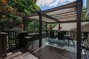 Outdoor dining - Hot tub, Fire pit, Pool table, Ping-pong table, Sleeps up to 14! (Erlanger)