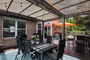 Outdoor dining - Hot tub, Fire pit, Pool table, Ping-pong table, Sleeps up to 14! (Erlanger)