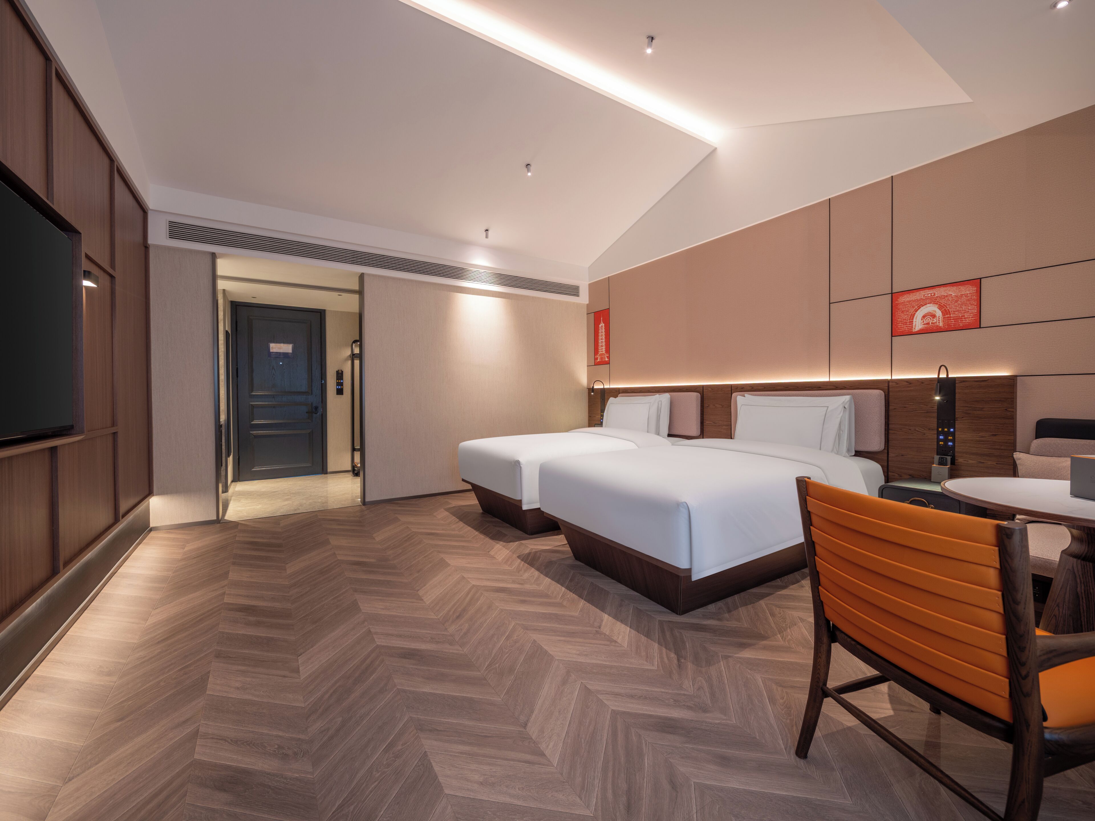 Una habitación de hotel con dos camas, un escritorio y una silla.