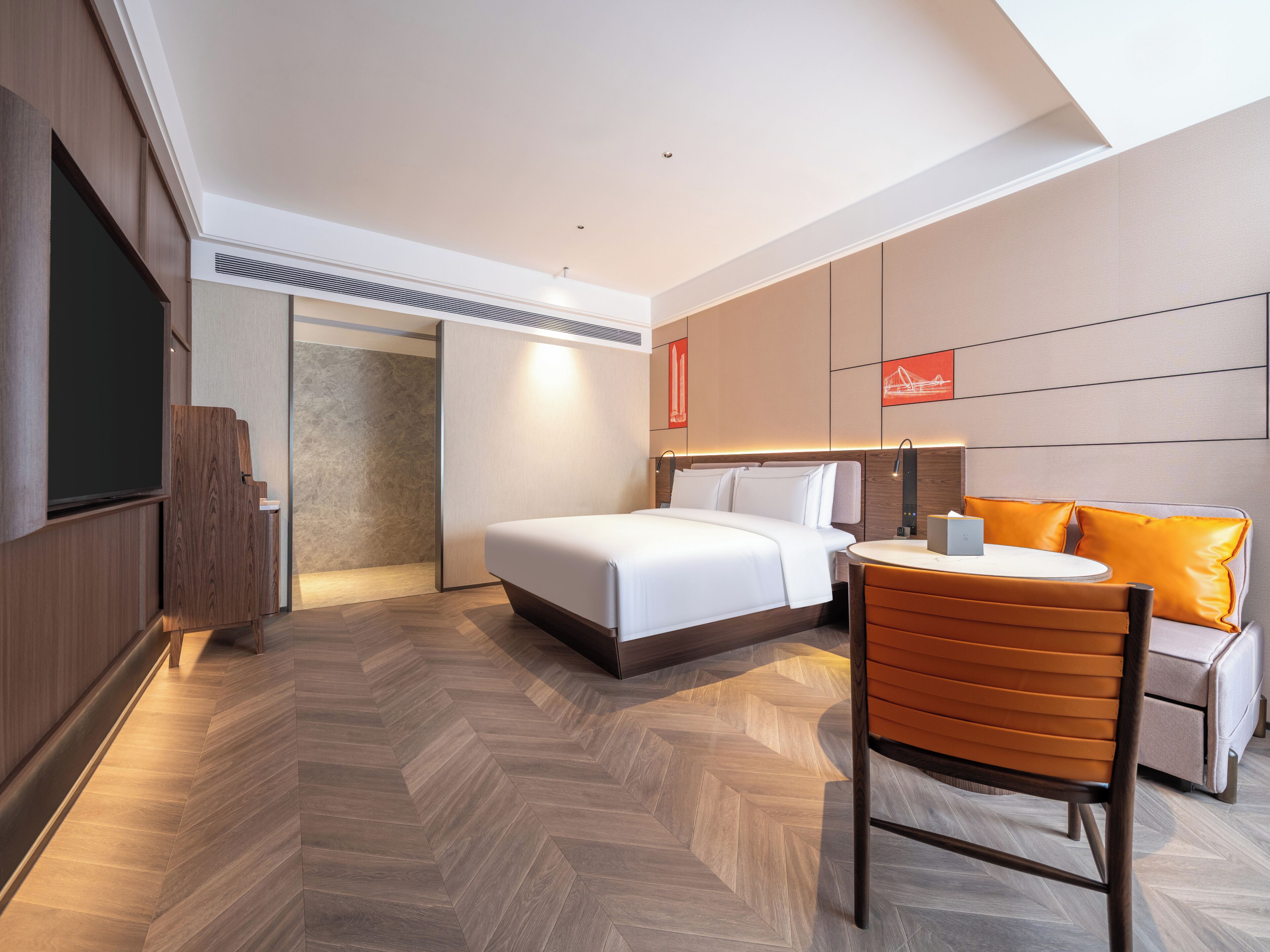 Une chambre d’hôtel équipée d’un lit, d’une télévision, d’un bureau, d’une chaise et d’un canapé.