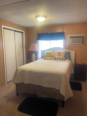 Room - 2 Bedroom Creekside Getaway Near the Hillbilly Trail System (Jenkins)