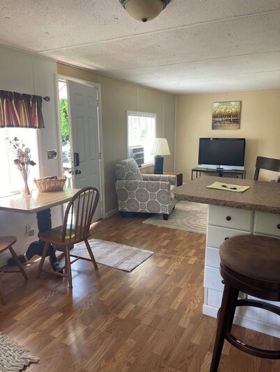 2 Bedroom Creekside Getaway Near the Hillbilly Trail System