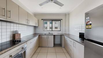 Coffee/tea maker, fridge, microwave, oven
