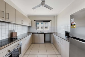 Cafetera y tetera, refrigerador, microondas y horno 