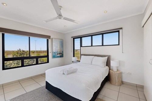 Peaceful 2-Bed Apartment with Private BBQ Balcony