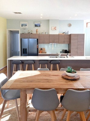 Wasserkocher mit Kaffee-/Teezubehör, Kühlschrank, Mikrowelle, Ofen