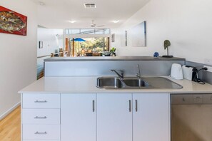 Wasserkocher mit Kaffee-/Teezubehör, Kühlschrank, Mikrowelle, Ofen