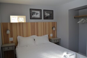 Iron/ironing board, WiFi, bed sheets - Two Room Guest Suite with Separate Enterance (Toronto)
