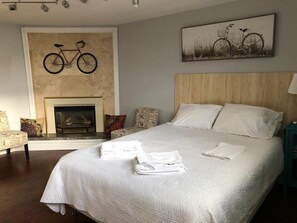 Iron/ironing board, WiFi, bed sheets - Two Room Guest Suite with Separate Enterance (Toronto)