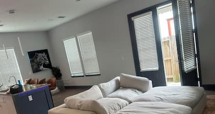 Cozy 2-bedroom apartment in adorable Porter with AC and gym