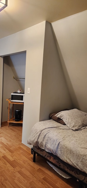1 habitación, escritorio, tabla de planchar con plancha y wifi gratis 