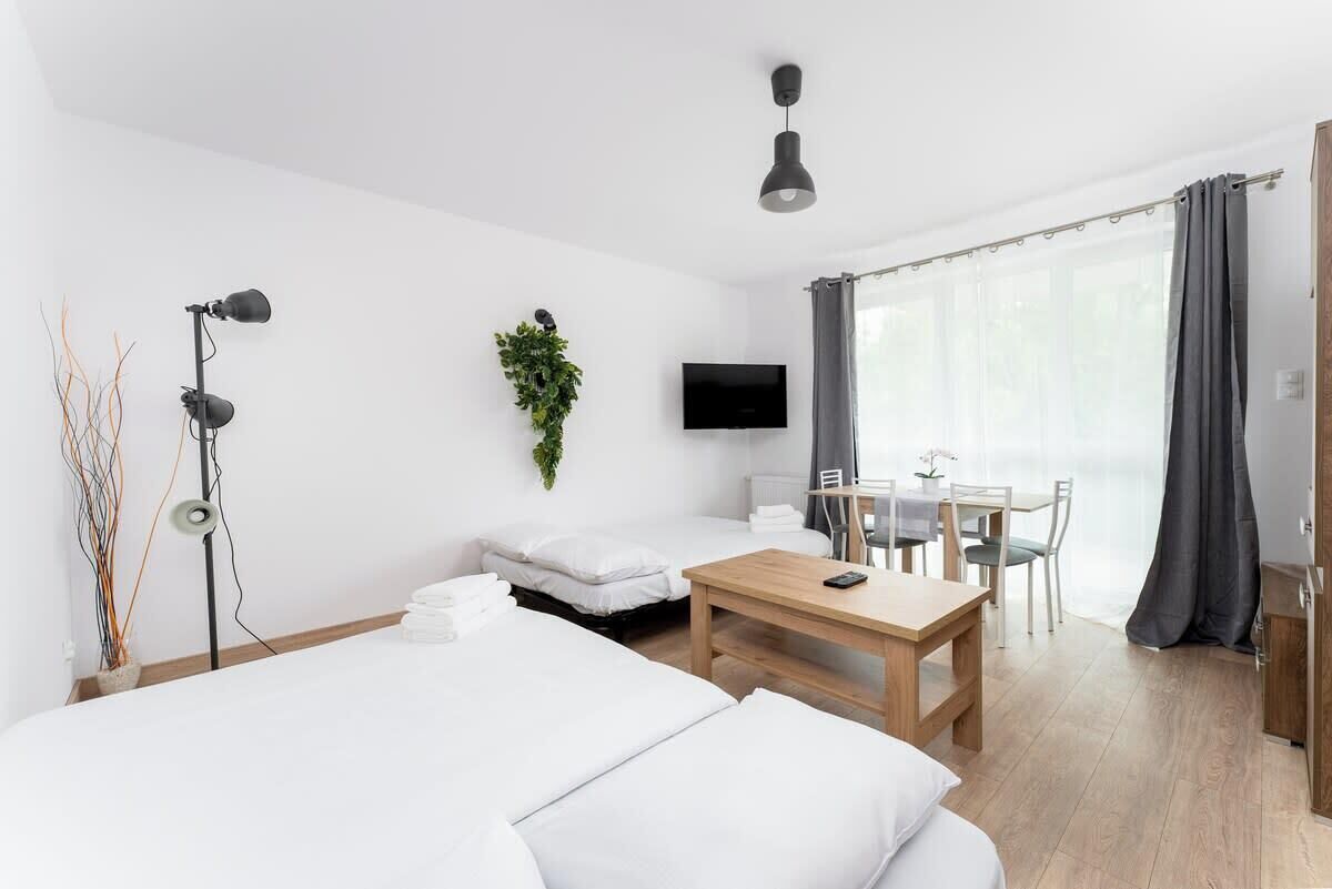 Een strijkplank/strijkijzer, wifi, beddengoed