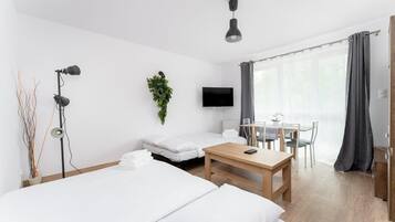 Een strijkplank/strijkijzer, wifi, beddengoed