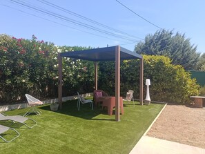 A garden with a pergola, outdoor seating, and a well-maintained lawn. - Time Regained (Saint-Martin-de-Valgalgues)