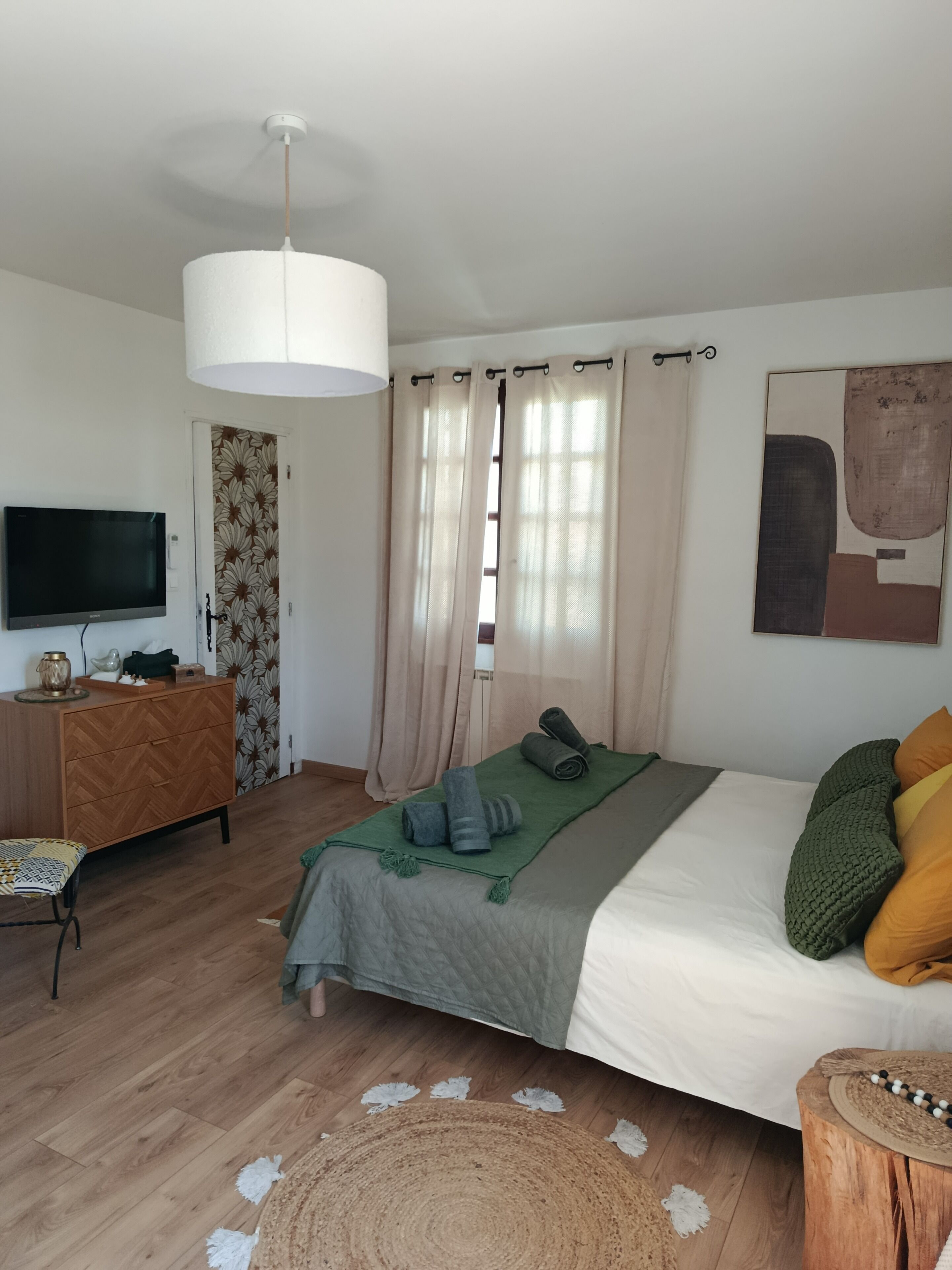 4 bedrooms, iron/ironing board, WiFi, bed sheets