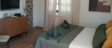 4 bedrooms, iron/ironing board, WiFi, bed sheets