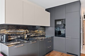Kühlschrank, Mikrowelle, Ofen, Herdplatte