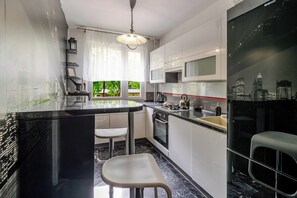Kühlschrank, Mikrowelle, Ofen, Herdplatte