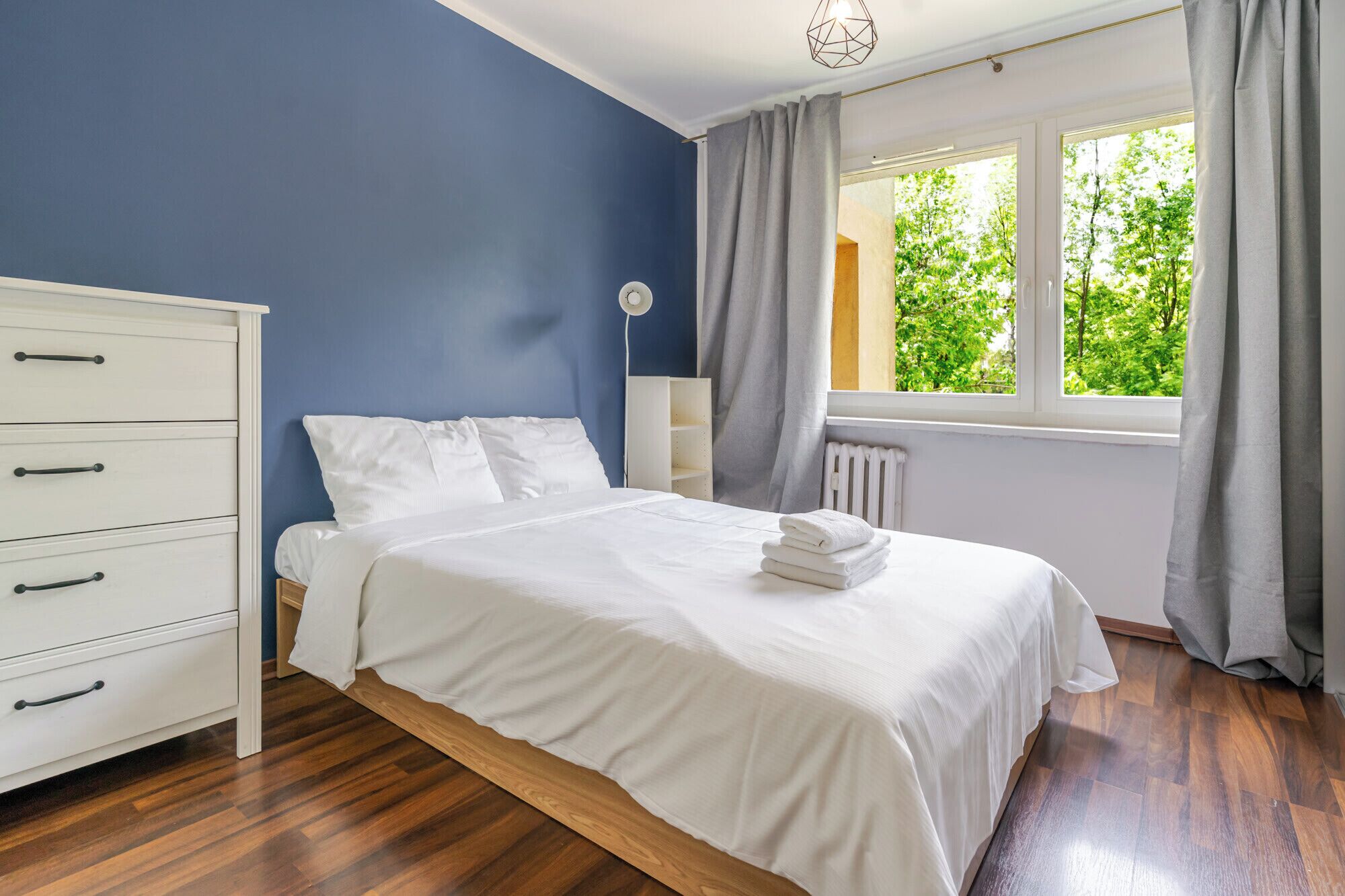 1 slaapkamer, een strijkplank/strijkijzer, wifi, beddengoed