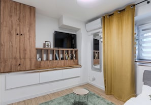 Tabla de planchar con plancha, wifi, ropa de cama