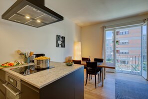 Wasserkocher mit Kaffee-/Teezubehör, Kühlschrank, Mikrowelle, Ofen