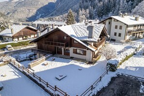 A snow-covered mountain village with traditional wooden houses and a clear view of the surrounding mountains. - Family Apartment Steps From Ski Lifts, Courmayeur, Italy (Courmayeur)