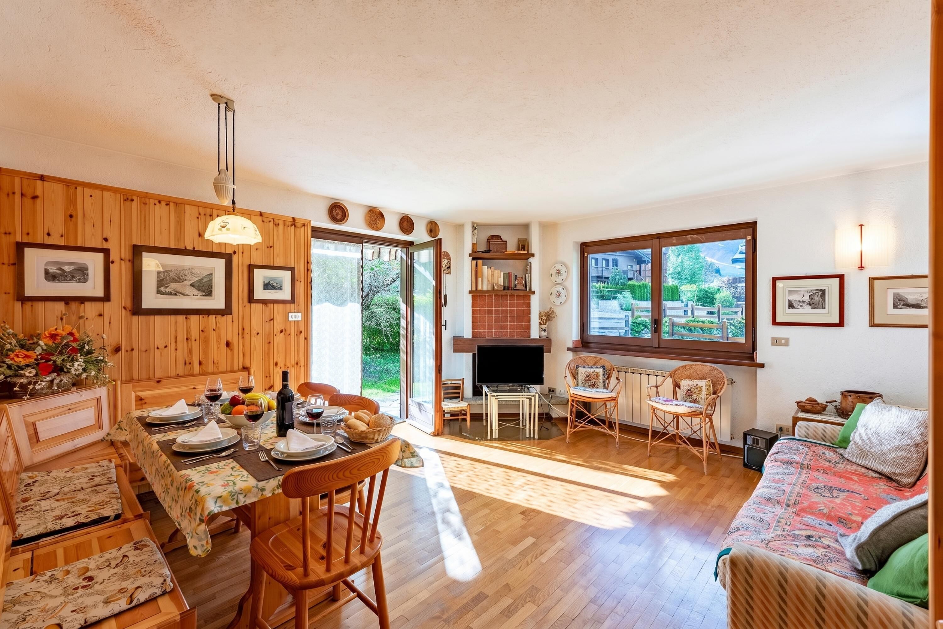 Un intérieur chaleureux comprenant un coin repas, un salon et une cheminée.