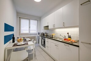 Kylskåp, mikrovågsugn, ugn och spishäll