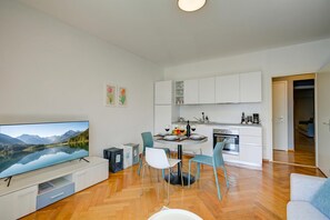 Frigorífico, horno, placa de cocina y lavavajillas