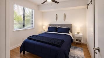 Tabla de planchar con plancha, wifi, ropa de cama