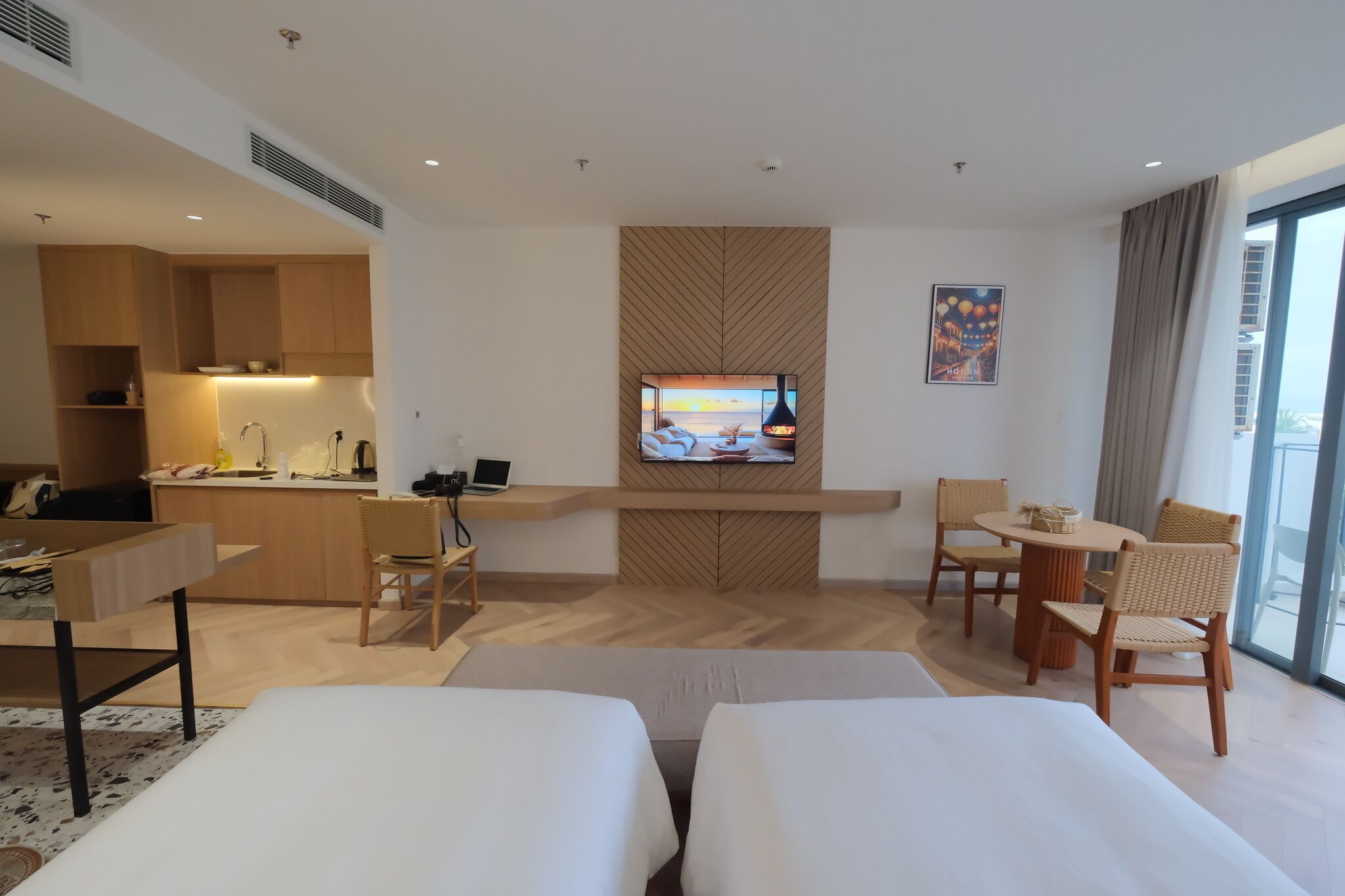 Deluxe-Zimmer, Balkon, Strandblick | Schreibtisch, laptopgeeigneter Arbeitsplatz, schallisolierte Zimmer
