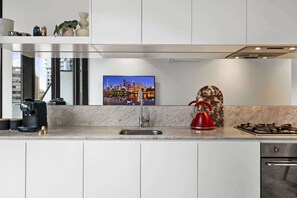 Wasserkocher mit Kaffee-/Teezubehör, Kühlschrank, Mikrowelle, Ofen