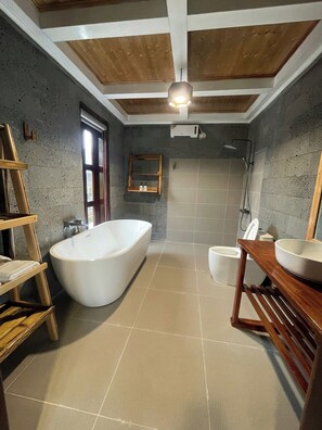 Combined shower/tub, slippers, soap, shampoo - COULD PARADISE RESORT (Bat Xat)