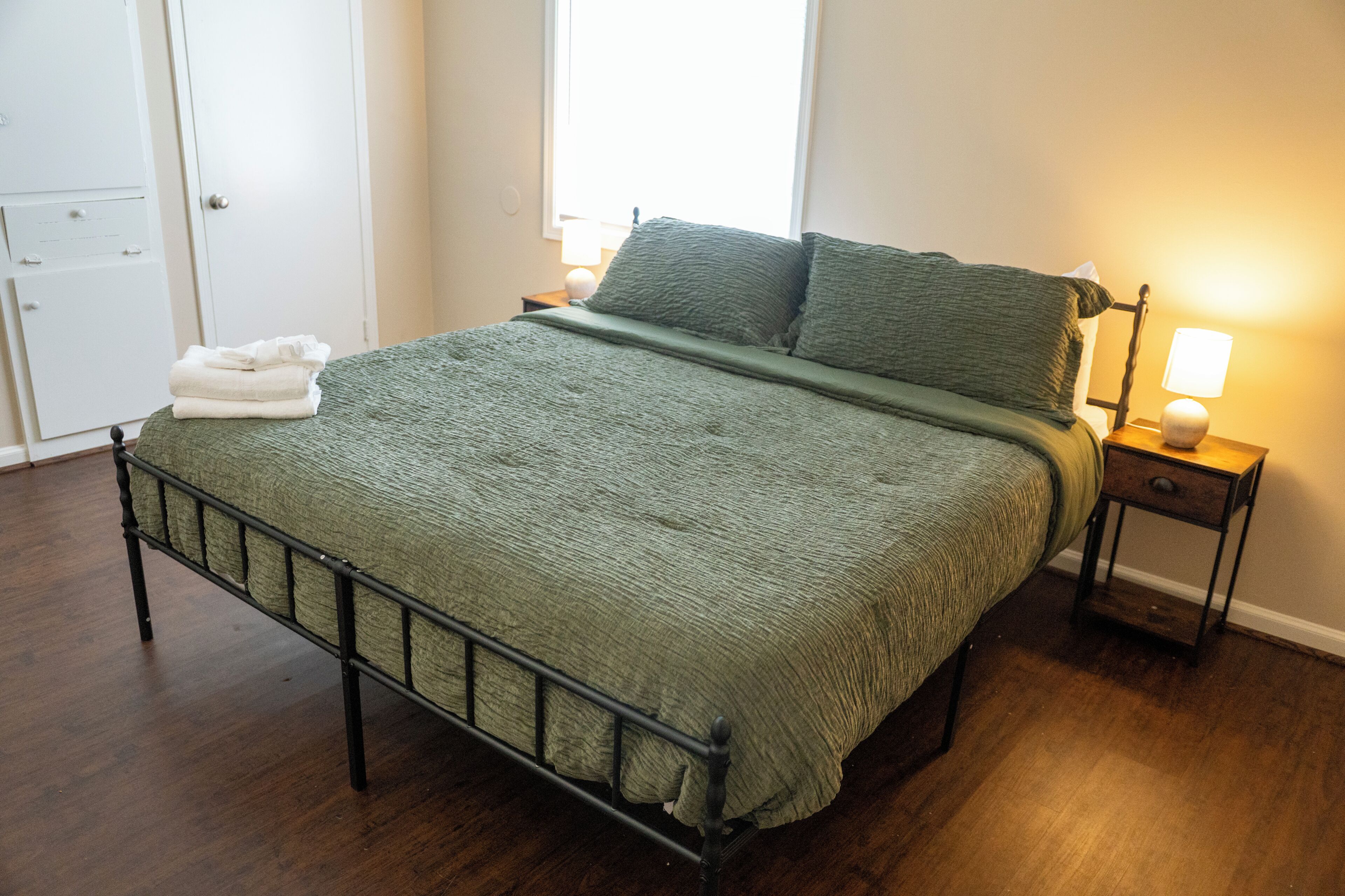 2 bedrooms, desk, iron/ironing board, WiFi