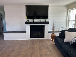 Living area - Charming 5-bedroom house with AC in Selah perfect for families (Selah)