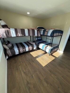 Iron/ironing board, WiFi, bed sheets - Charming 5-bedroom house with AC in Selah perfect for families (Selah)