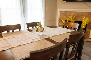 Dining - 3638 Castle Ridge Rd, Montgomery, AL 36116 (Montgomery)