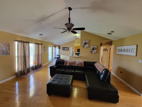 Horn Lake Hideaway ~ Spacious 4BR/2BA Near Memphis ~ Monthly Stays Welcome