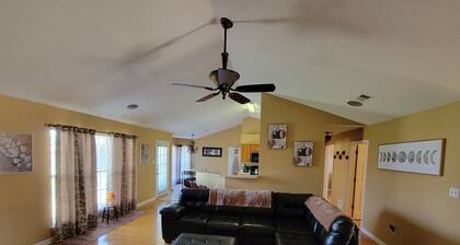 Horn Lake Hideaway ~ Spacious 4BR/2BA Near Memphis ~ Monthly Stays Welcome