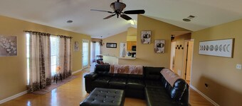 Horn Lake Hideaway ~ Spacious 4BR/2BA Near Memphis ~ Monthly Stays Welcome