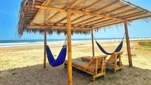 Espreguiçadeiras, toalhas de praia 