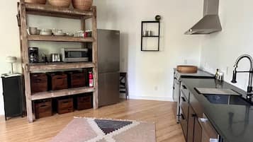 Coffee/tea maker, fridge, microwave, oven