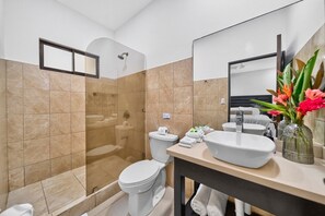 Dusche, Haartrockner, Handtücher, Seife