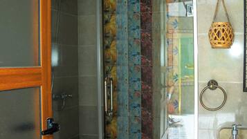 Douche, sèche-cheveux, bidet, serviettes fournies