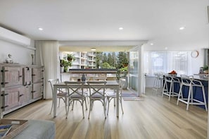 Outdoor dining - Beach, Please! Welcome to Burleigh (Gold Coast)