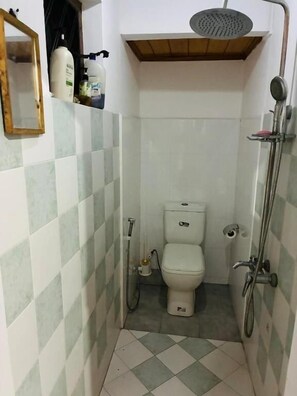 Shower, towels, soap, shampoo - A&A Homestay (Seeduwa)